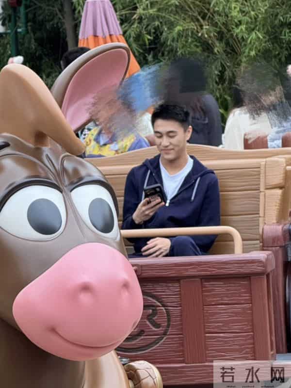 奚梦瑶和女儿现身迪士尼,女儿遗传大长腿基因,网友神评论