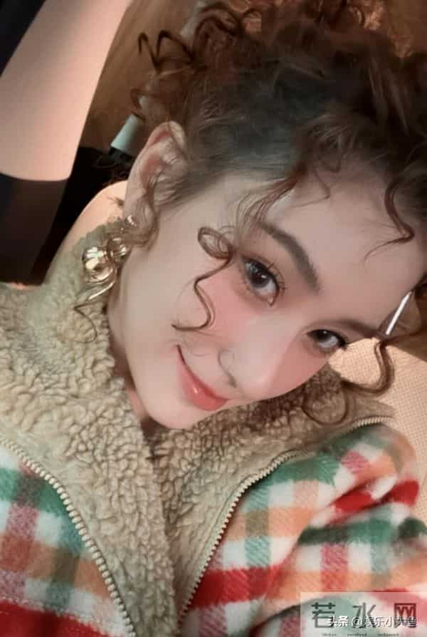 何超莲参加上海miumiu活动,穿格子外套配超短裙,羊毛卷发型好美