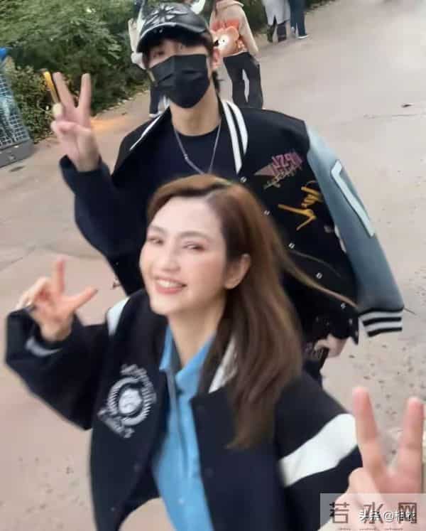 张丹峰一家四口游玩,洪欣藏张丹峰背后甜笑!儿女齐出镜好幸福