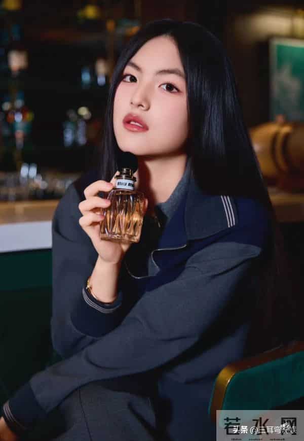 王诗龄现身上海参加活动，这次衣服穿对了，与何超莲同框好养眼