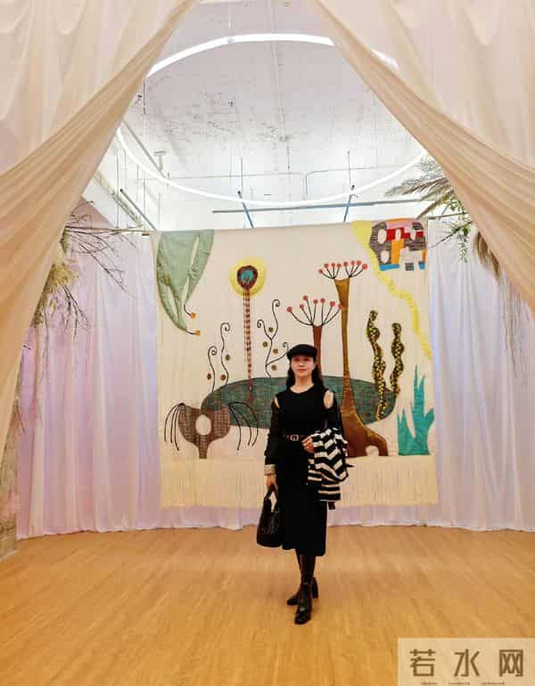 杨采钰和妈妈合照曝光,杨妈妈漂亮又有气质,看起来好年轻的呀!