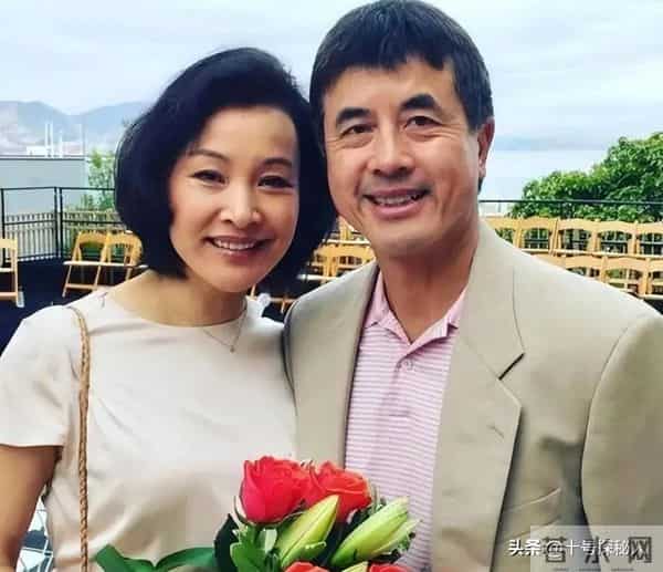 让春晚导演给全国观众道歉，入美国籍后却回国捞金，她有什么来头