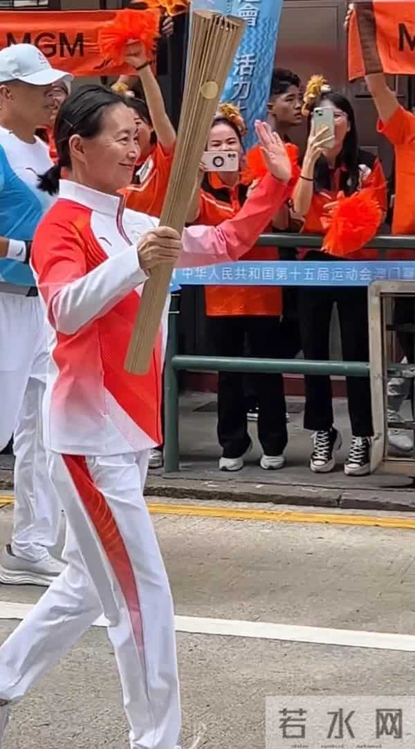 何超琼戴大钻石耳饰很华丽,她的头发白了,她和何超盈女儿合影