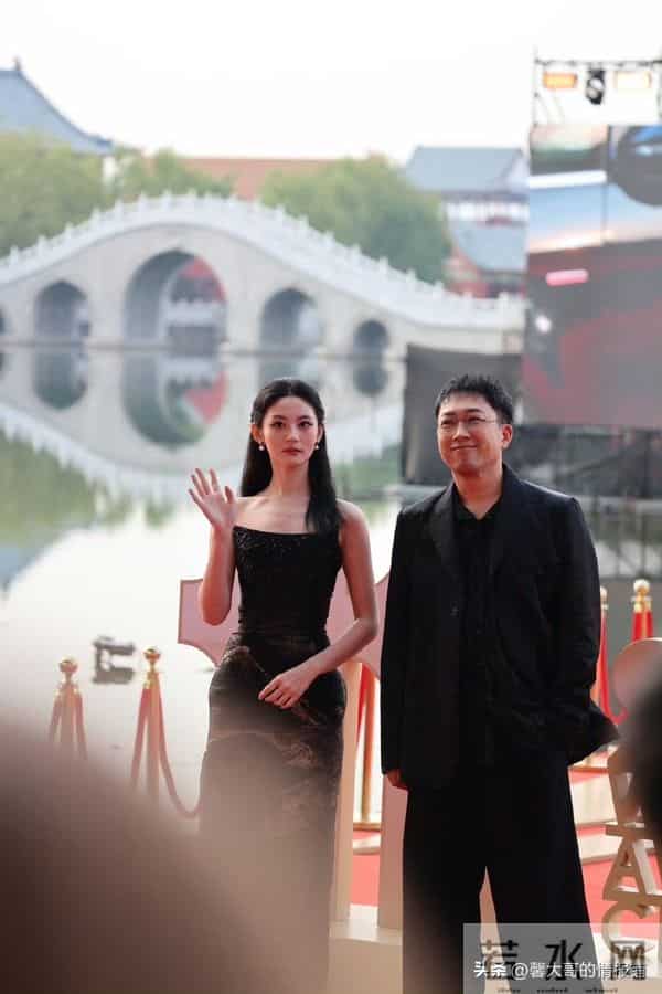 高颧骨多不上镜?文荣奖上于正旁边的赵晴近拍和远拍仿佛是两个人