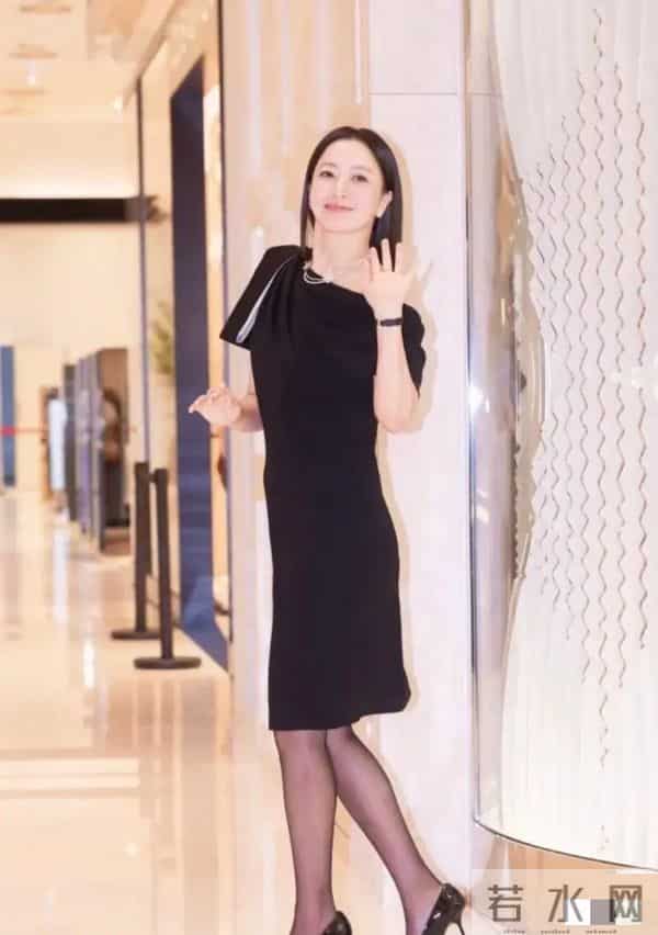 金喜善近照曝光,当红时为爱退圈,今48皮肤零瑕疵 依然美得不像话