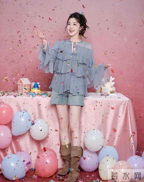 宋轶晒36岁庆生照,明媚动人,可盐可甜超带感,大长腿白得晃眼!