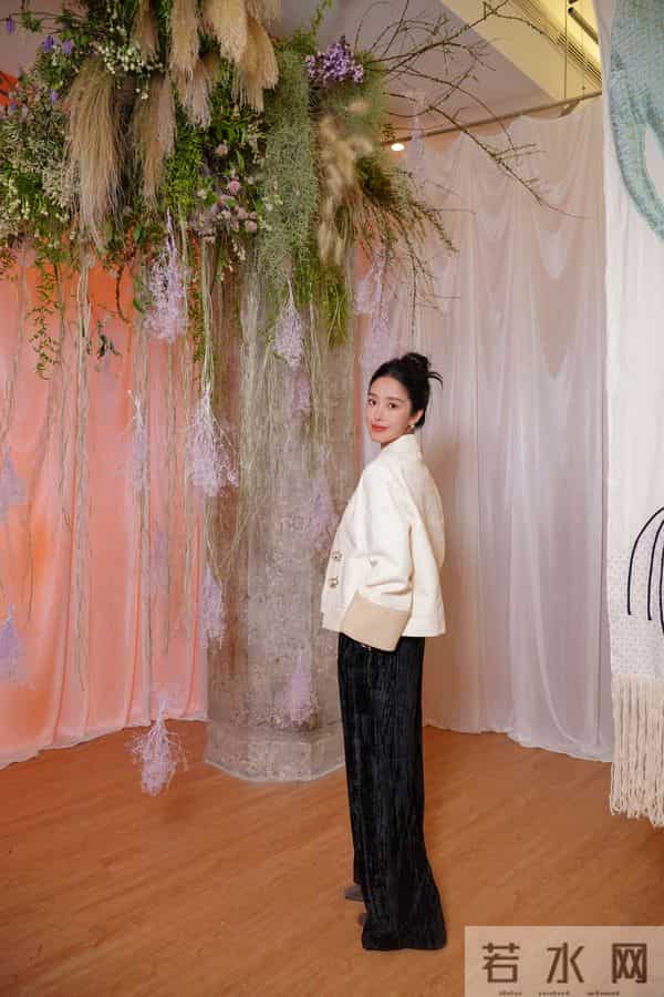 杨采钰和妈妈合照曝光,杨妈妈漂亮又有气质,看起来好年轻的呀!