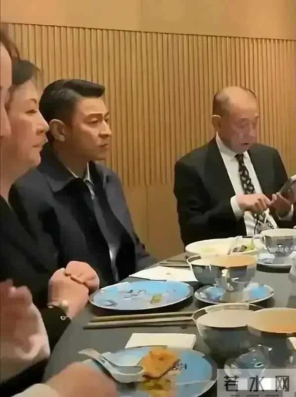 刘德华罕见饭局应酬,他一脸的无奈和不高兴