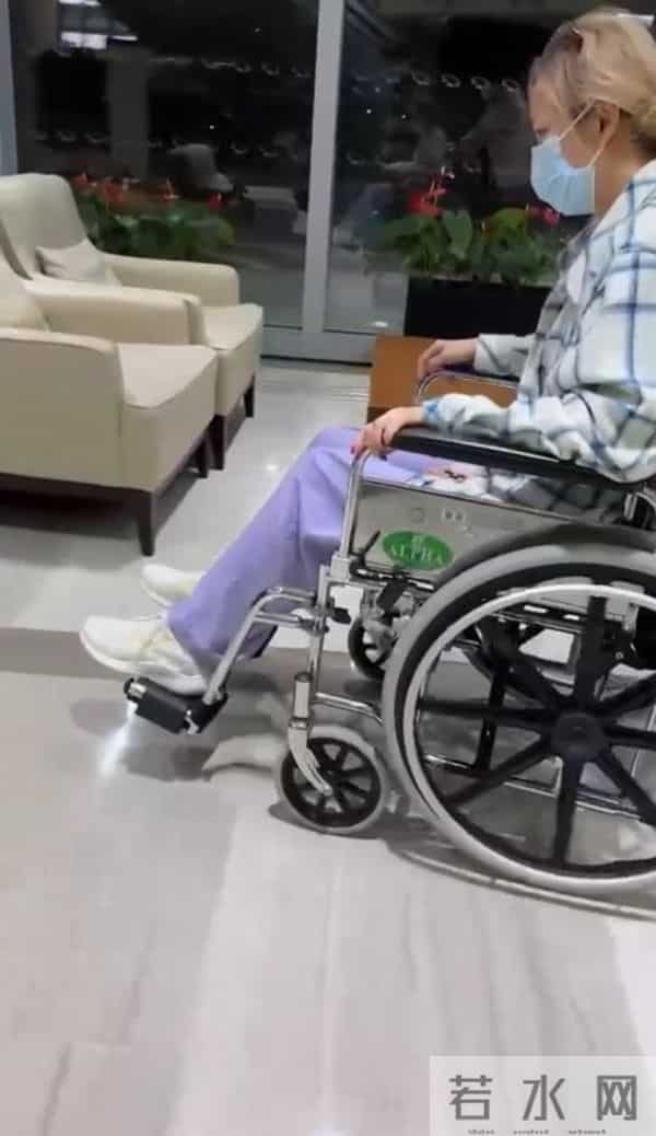 突发！香港著名天后紧急入院，腰部两处撕裂，需拄拐杖坐轮椅外出