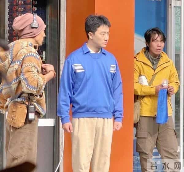 看到黄轩的街头照片，很多人心里都会咯噔一下