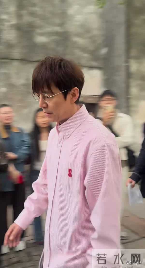 51岁何炅乌镇被偶遇，穿粉色条纹衬衣步伐矫健，带金丝眼镜显年轻