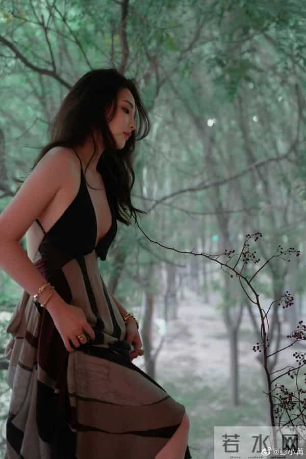 彭小苒吊带深V