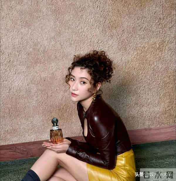 何超莲参加上海miumiu活动,穿格子外套配超短裙,羊毛卷发型好美