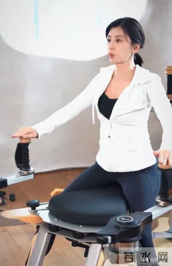 被贾静雯健身照惊艳到!三孩妈练出少女体态,网友:这才是真女神