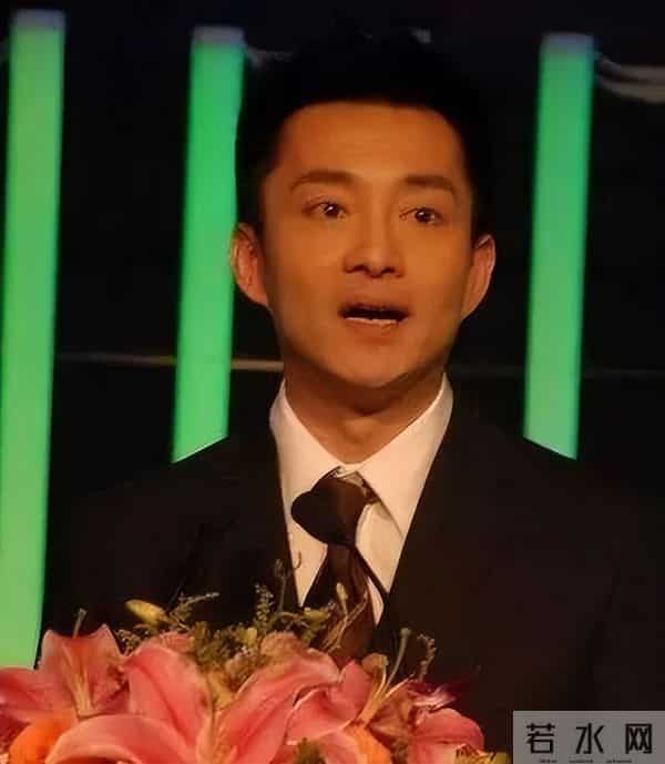 前最帅央视主持人复出,56岁已满头白发,回应身价百亿总裁传闻