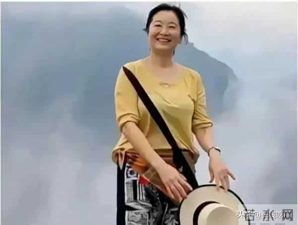 69岁林青霞罕见露面,女神美貌不再,和农村老太太没什么区别!