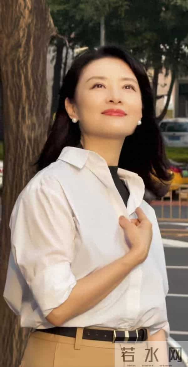 当年一排主持人就周涛最好看,那么落落大方,气质优雅