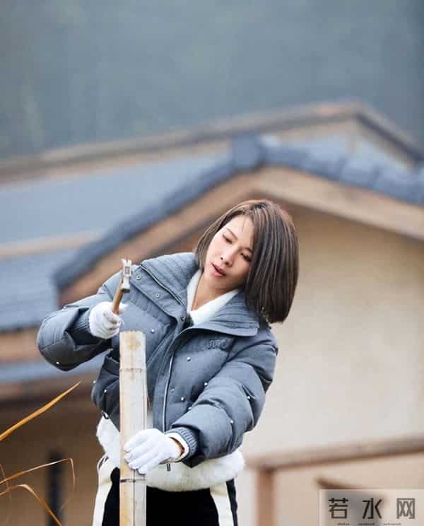 蔡少芬新剪了波波头年轻25岁!穿短款羽绒服+运动裤,时髦又减龄