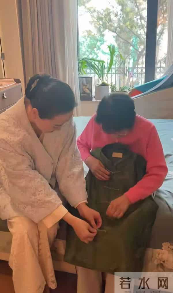 林依轮大儿子26岁生日!三代同堂非常温馨, 87岁老母亲已坐轮椅