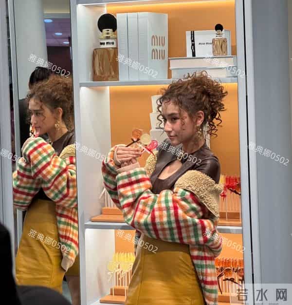 王诗龄何超莲同框,王诗龄虽衣服成熟但胜在年轻何超莲发型显老气