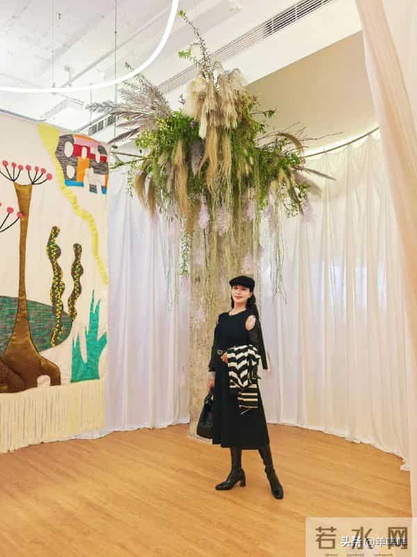 杨采钰和妈妈合照曝光，杨妈妈漂亮又有气质，看起来好年轻。