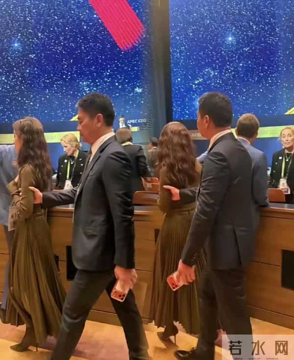 刘强东朋友圈秀恩爱!自嘲在章泽天面前失去自信,紧跟潮流很年轻