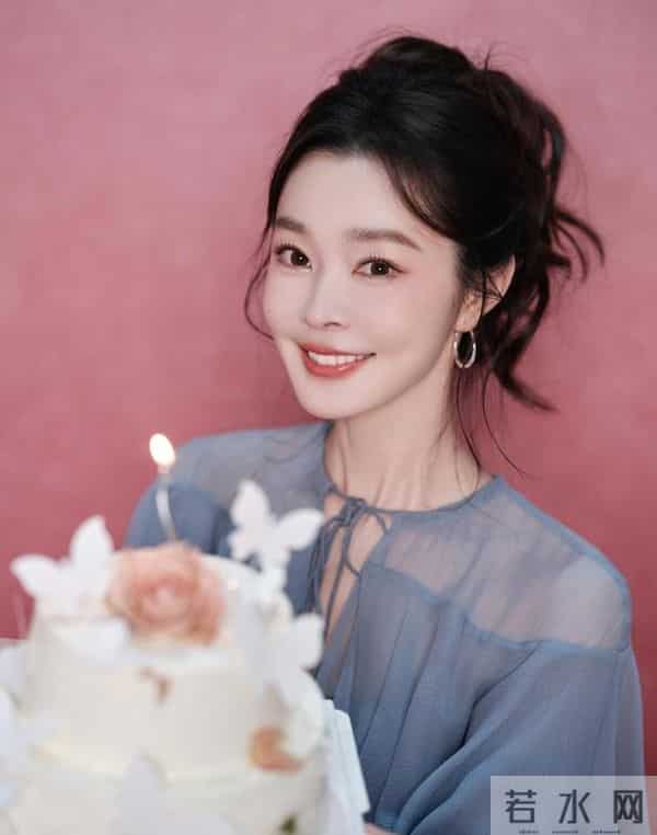 宋轶晒36岁庆生照,明媚动人,可盐可甜超带感,大长腿白得晃眼!