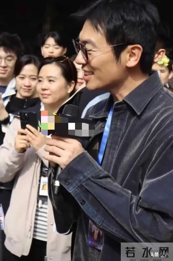 42岁朱亚文现身南京旅游，高大帅气人群里好显眼，脸上皱纹显成熟