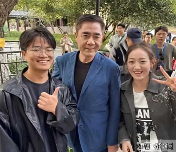 65岁陈宝国现身南京师范大学,一身正装气质儒雅,展现艺术修养!