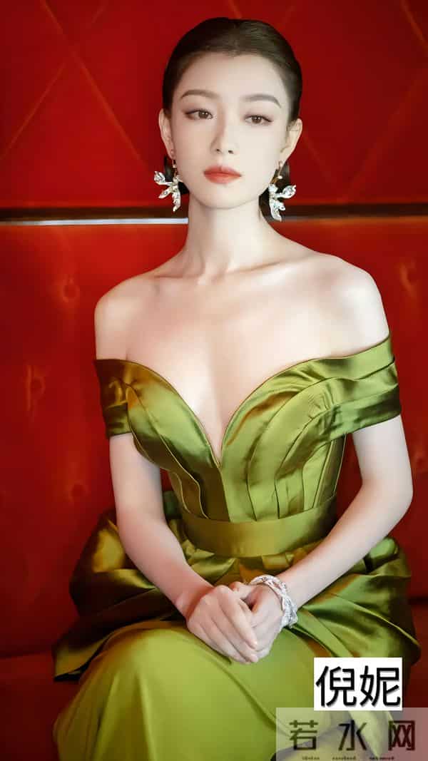 深V才是必杀技!姐姐一弯腰,全场心跳都漏拍