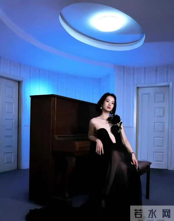 32岁李梦红毯造型屡破尺度,为何从不穿内衣真空秀背深V博出位吗