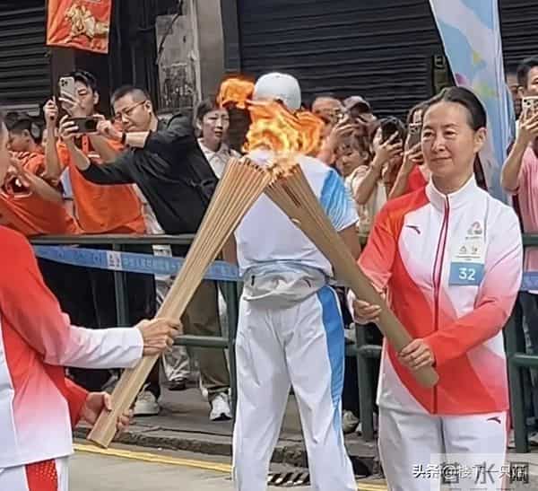 何超琼澳门火炬传递 扎马尾穿运动服优雅 挥手亲和力 真人温柔有气质