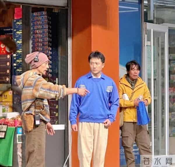 看到黄轩的街头照片，很多人心里都会咯噔一下