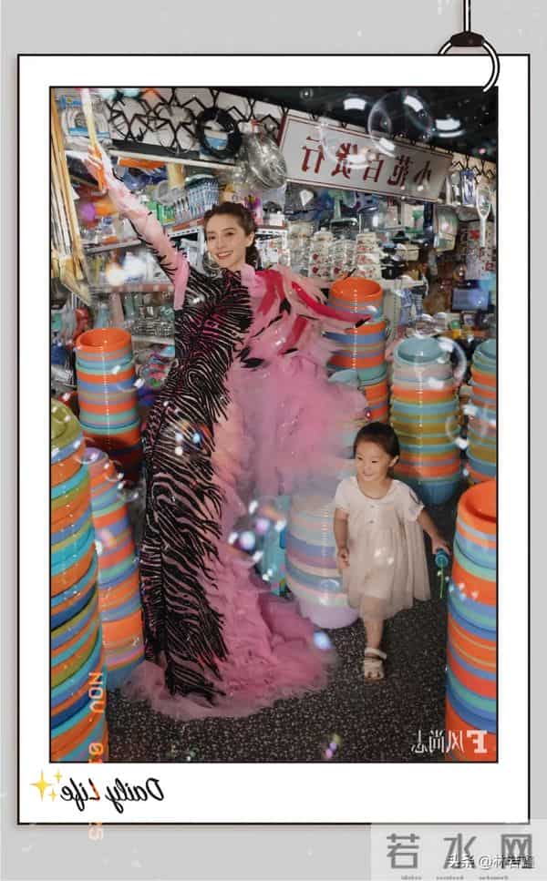 Angelababy和闺蜜现身上海街头被偶遇，baby打扮时髦，少女感十足