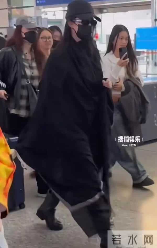 成龙主动招呼刘亦菲来合影,她穿紧身瑜伽裤三角区不明显,她很瘦