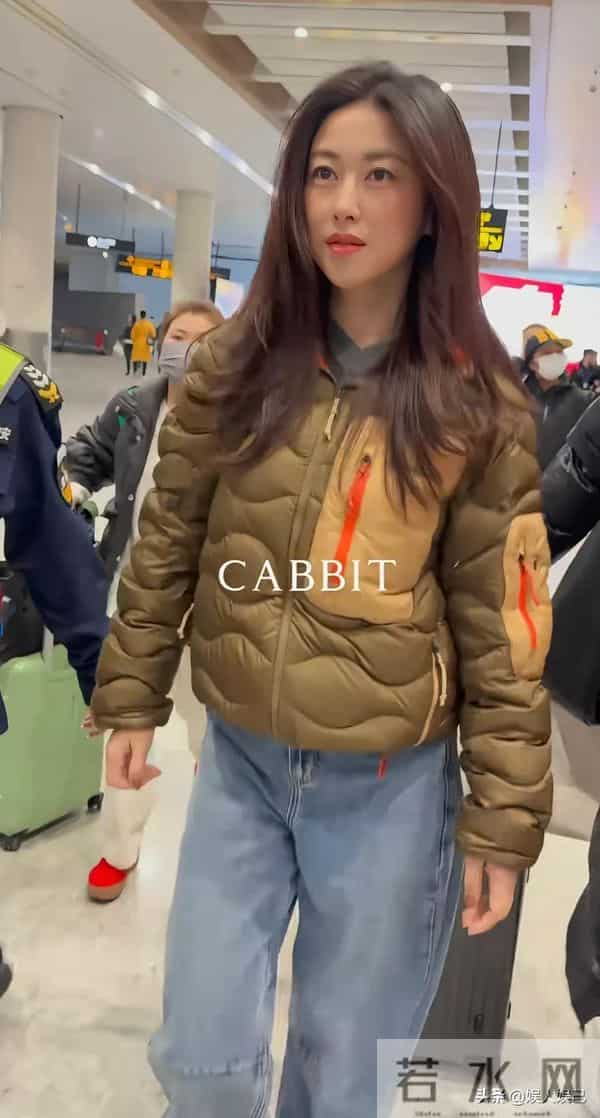 朱珠机场被偶遇,吐司羽绒服配牛仔裤,人美气质佳,穿啥都超养眼