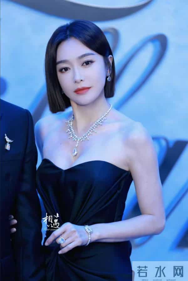 秦岚风采依旧,身材样貌管理的真好,性感黑裙穿搭