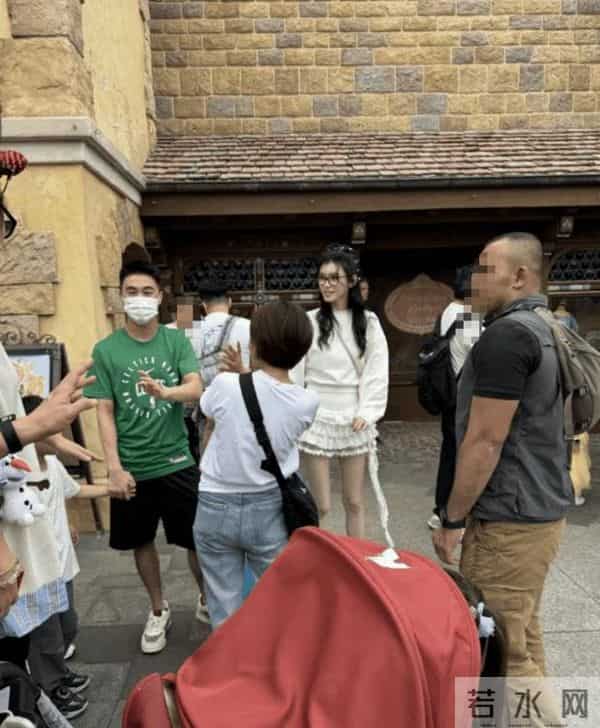 奚梦瑶晒合照为4岁女儿庆生!抱着女儿亲亲好有爱