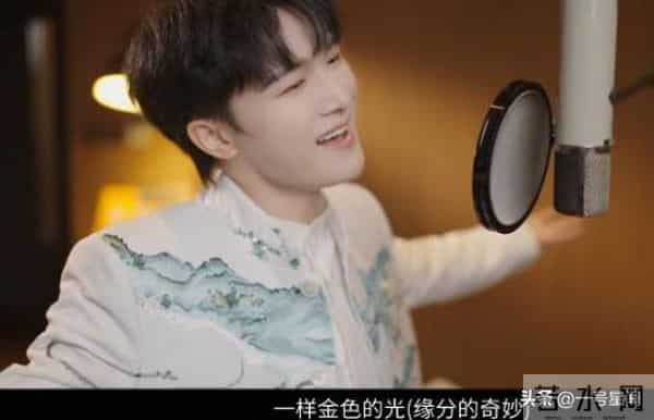 人民日报专访,揭开32岁周深的真实处境,原来那英说的一针见血