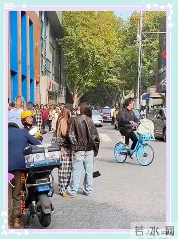 Angelababy和闺蜜现身上海街头被偶遇，baby打扮时髦，少女感十足