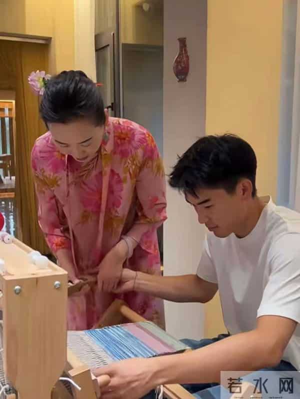 林依轮大儿子26岁生日!三代同堂非常温馨, 87岁老母亲已坐轮椅