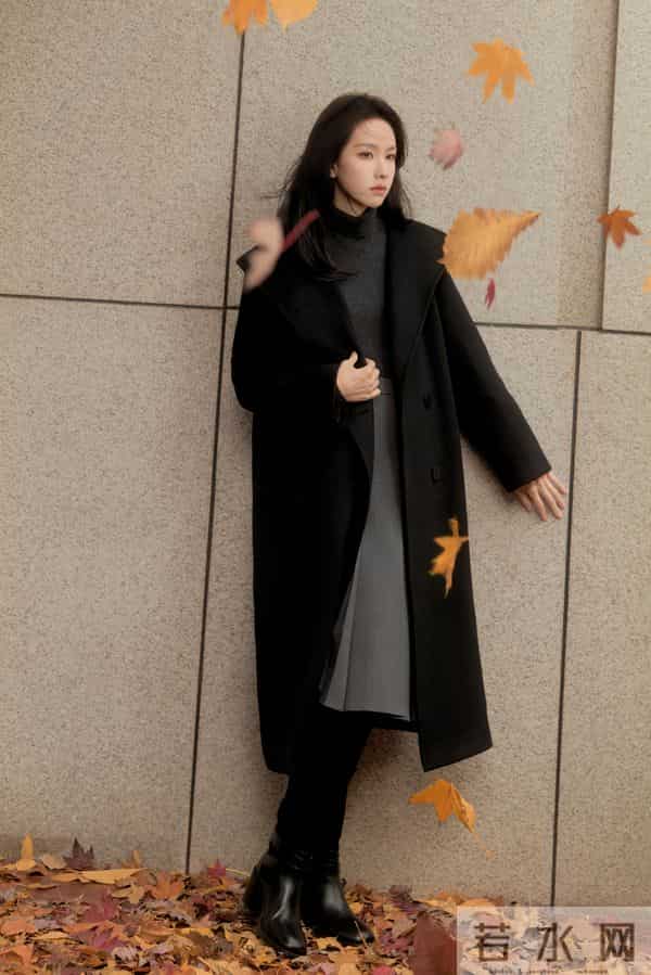 女星陈都灵与秋风约会:谱写梦幻篇章!