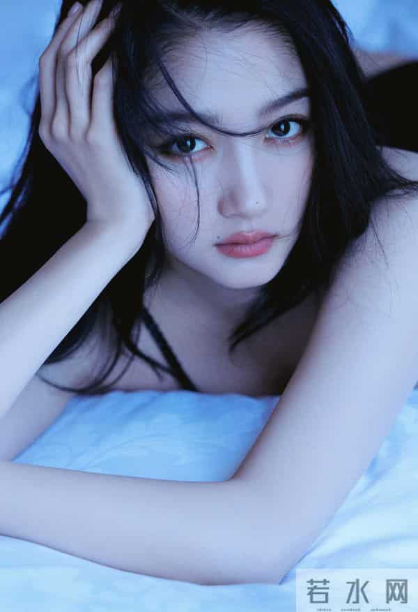 关晓彤越来越有女人味了 床头照秀身材 比基尼火辣