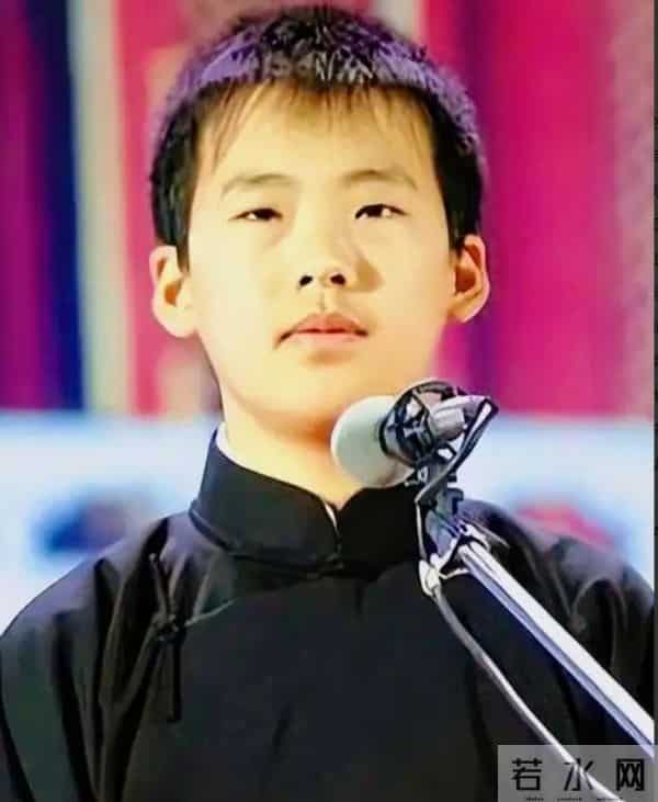 郭德纲带妻儿澳洲度假，大庄园挽手合照，郭汾阳扎耳洞手机不离手