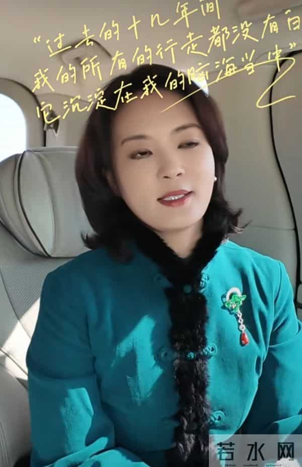 刘芳菲乘车赴彩排,着中式绿装谈古建筑寻访美学沉淀