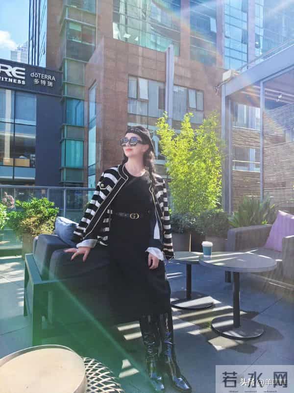 杨采钰和妈妈合照曝光，杨妈妈漂亮又有气质，看起来好年轻。