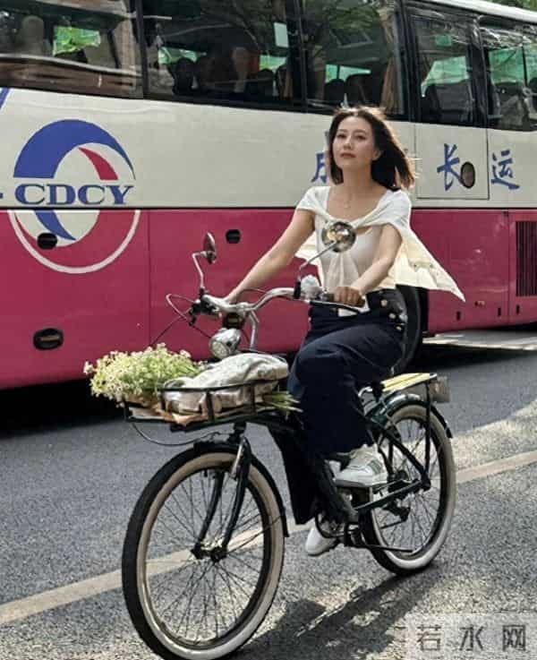 45岁高圆圆在成都骑自行车：状态像刚毕业的少女，赵又廷太有福气