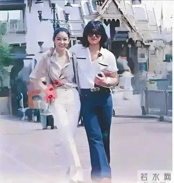 1979年在泰国的街头,25岁的成龙和24岁的林青霞留下了珍贵的合影