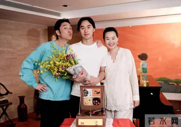 林依轮晒照为儿子庆生，一家四口共用一张脸，父子嫩得像兄弟