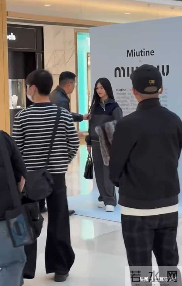 王诗龄现身上海参加活动，这次衣服穿对了，与何超莲同框好养眼